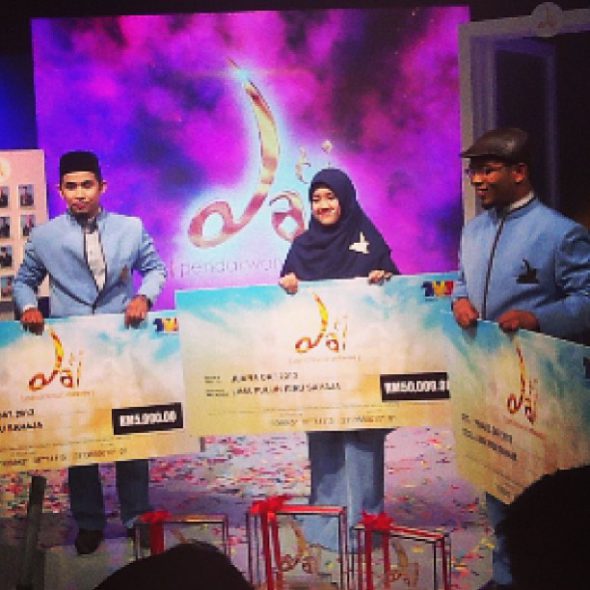 Dai Adibah bersama Dai Azamuddin dan Dai Hadhari bersama replika cek yang dimenangi. Sumber gambar: Instagram TV3. 