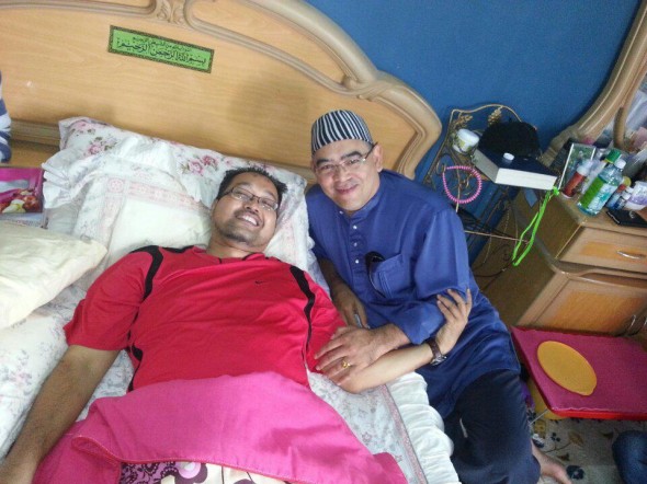 Penulis lirik terkenal, Ito Lara meluangkan masa menziarahi sahabatnya, Zaidi Rustam di rumah beliau di Kampung Jawa, Klang. Sumber gambar: Ito Lara. 