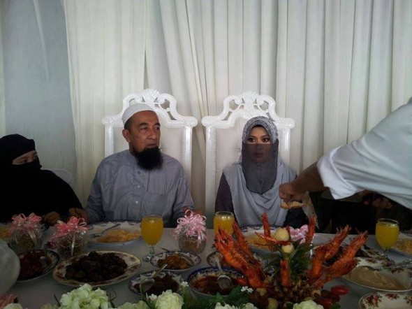 Pasangan pengantin baru, Ustaz Azhar Idrus dan isteri. Sumber gambar: Frizdan