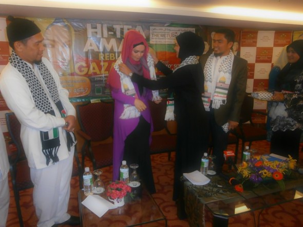 Pihak MAPIM memakaikan mafla Palestin kepada Dato Siti Nurhaliza. 