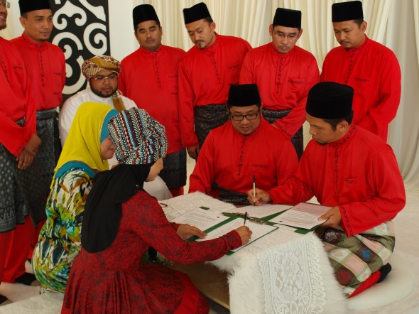 Rabbani dan Puan Ndah menandatangani persefahaman untuk Ramadhan Bersama Rabbani di Ndah Mahligai. 