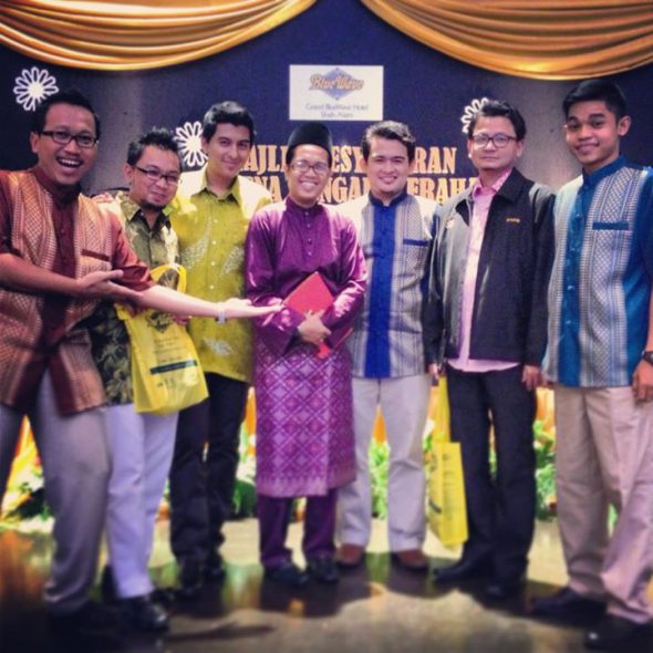 Hafiz (berdiri paling kanan) bergambar bersama penyampai radio IKIM.FM