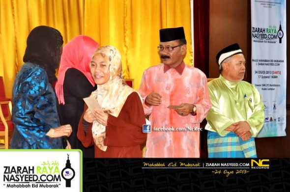 Penyampaian Sumbangan oleh Dato Mazlan