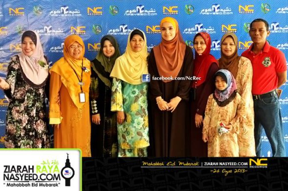 Wardina Safiyyah bergambar bersama warga SMK (P) Bandaraya