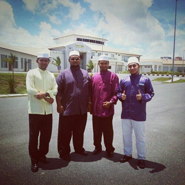 Bergambar di hadapan Penjara Pauh, Perlis. Dari kiri: Hazran Simfoni, Ustaz Fitri, Umar Unite dan Syameer. 