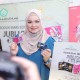 Siti Nurhaliza bersama Koleksi Wafer Emas Jubli Siti 25 tahun - Siti Nurhaliza x YaPEIM Gold Edisi Terhad. Sumber: SNP.