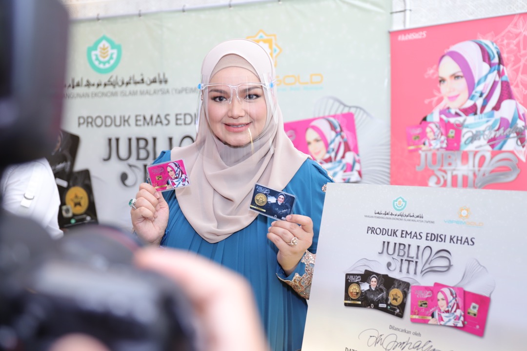 Siti Nurhaliza bersama Koleksi Wafer Emas Jubli Siti 25 tahun - Siti Nurhaliza x YaPEIM Gold Edisi Terhad. Sumber: SNP.