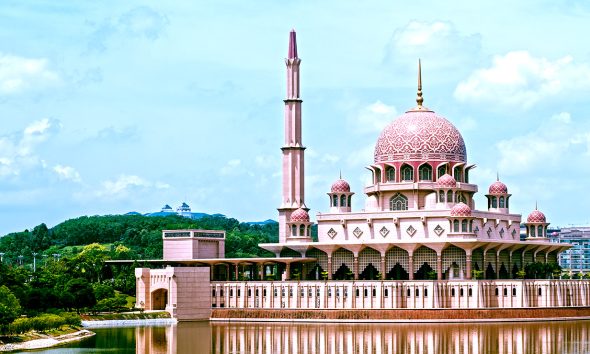 Masjid Putra, Putrajaya. Sumber: Tourism Malaysia
