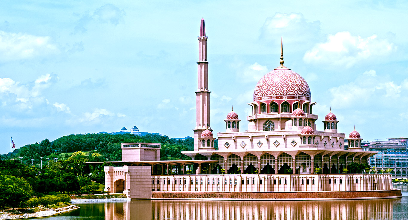 Masjid Putra, Putrajaya. Sumber: Tourism Malaysia